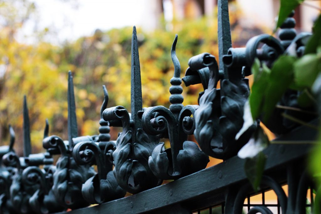 How a Good Metal Fence Design Complements Fall
